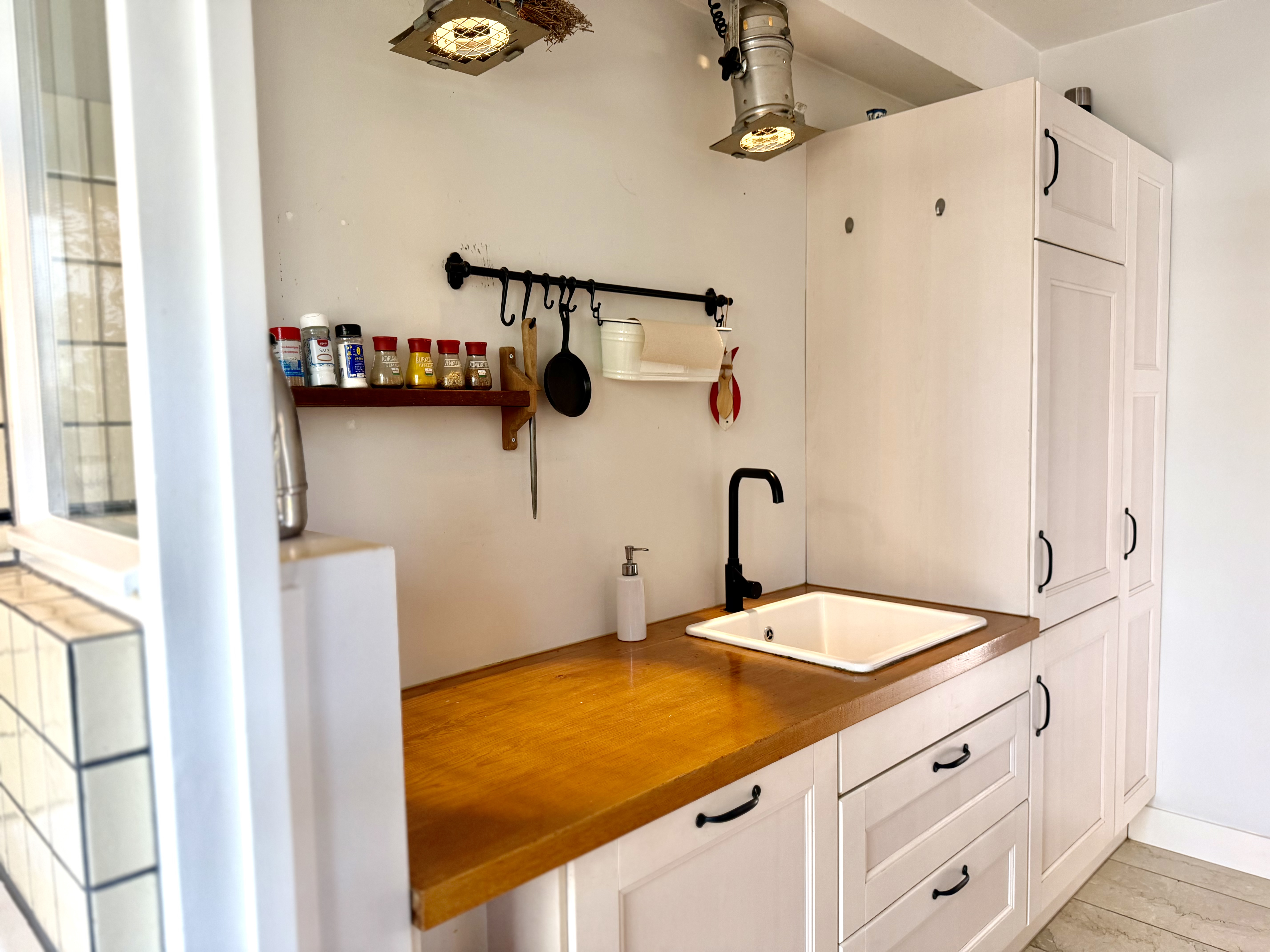 Keuken met houten werkblad