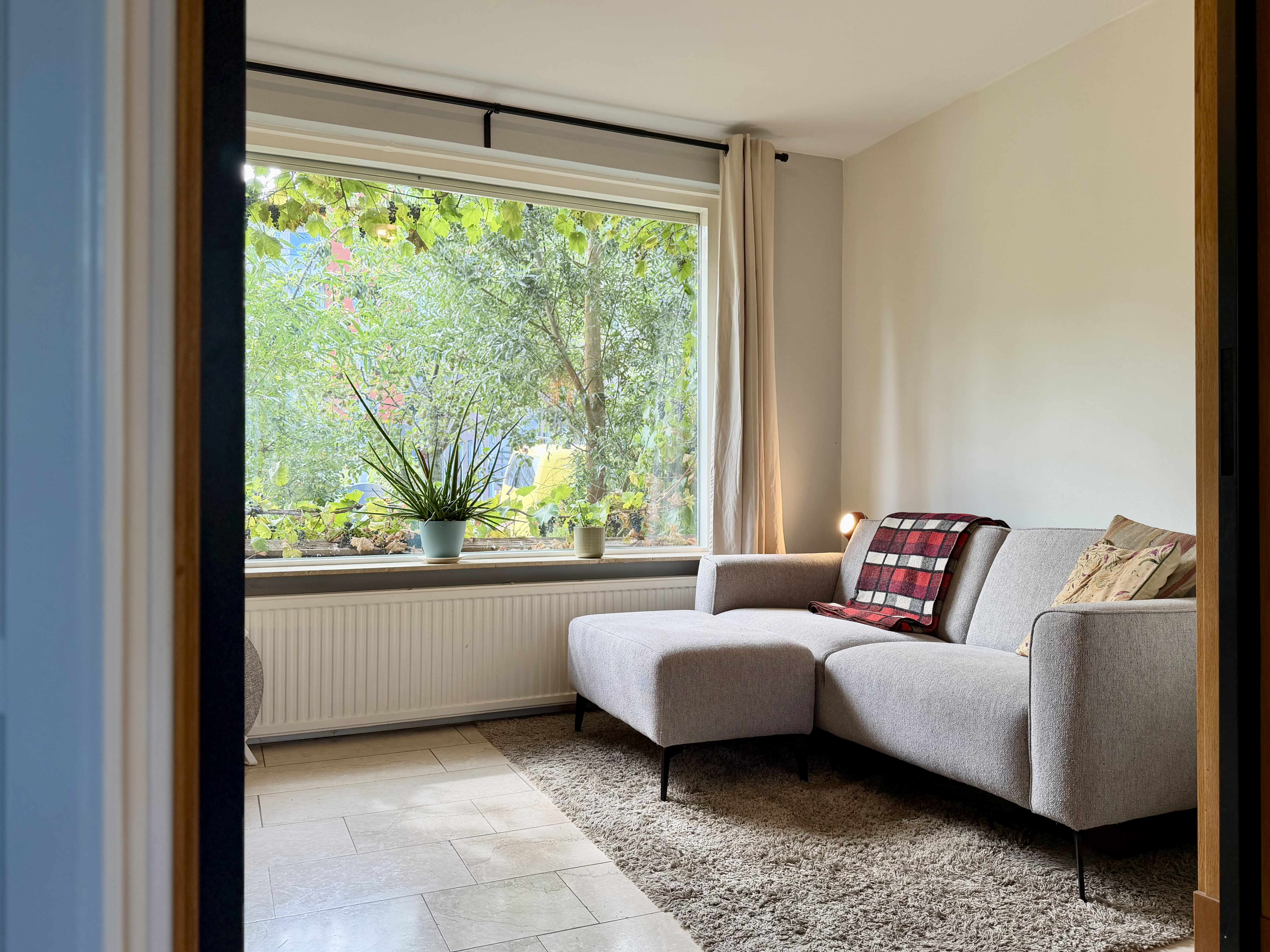 Woonkamer met uitzicht op de tuin