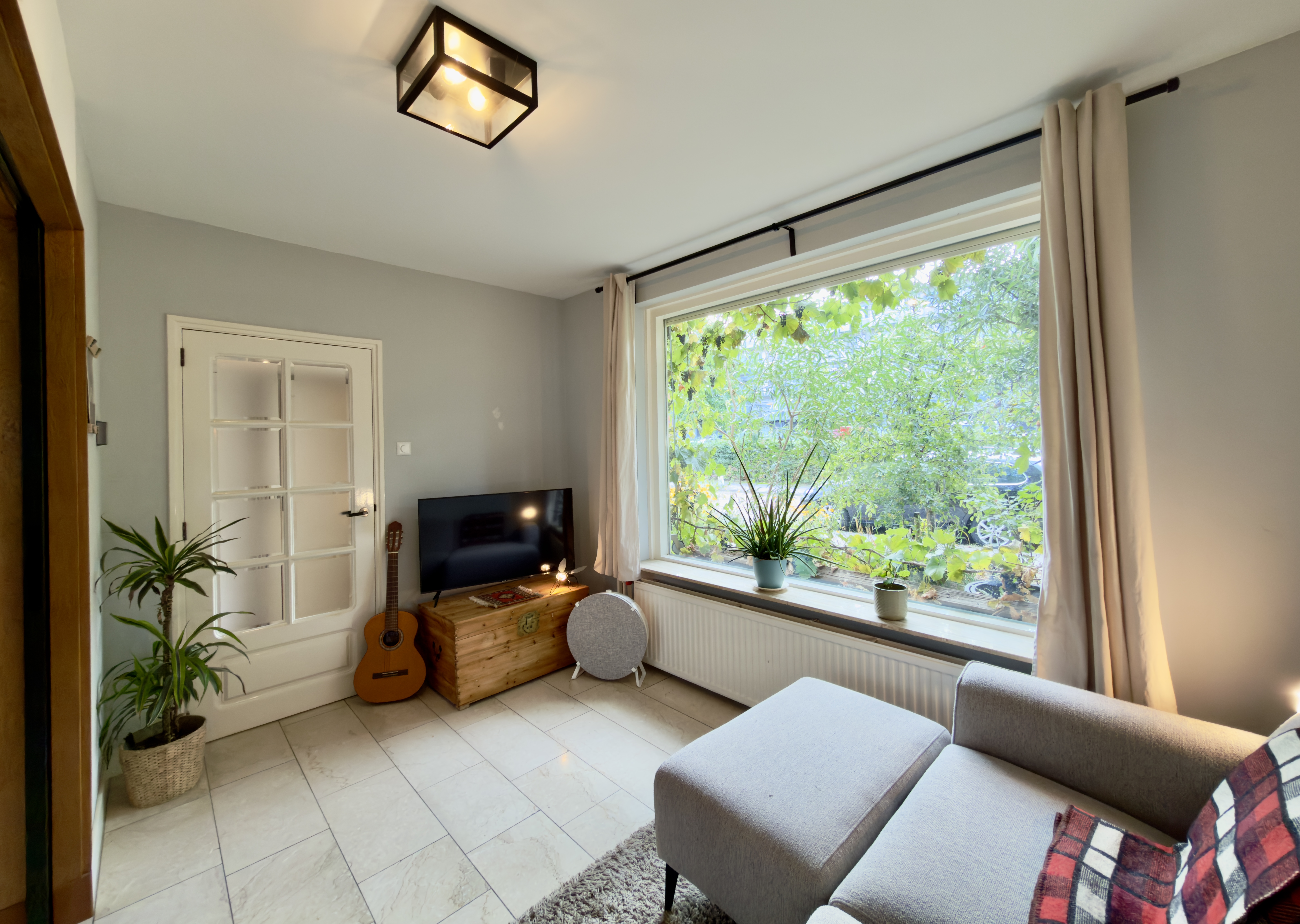 Lichte woonkamer met zithoek